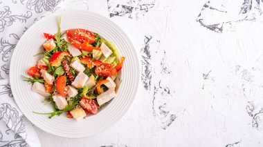 Tavuk fileto, kırmızı biber, domates, roka, marul ve susam tohumu. Mesaj için yer var. Üst görünüm