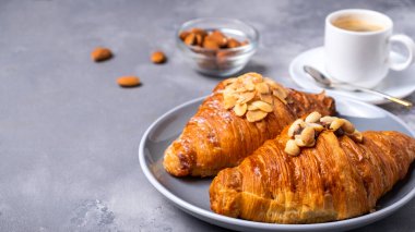 Sabah kahvaltısı, kahve ve taze kruvasan. Boşluğu kopyala