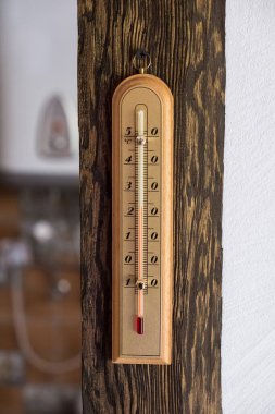 Tahta arka planda termometre. Tahta termometre 