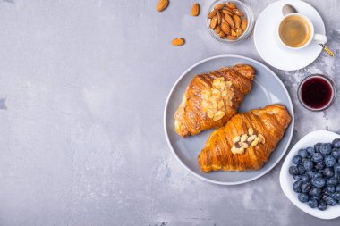 Sabah kahvaltısı, kahve, taze kruvasan ve böğürtlen. Metin için boşluk