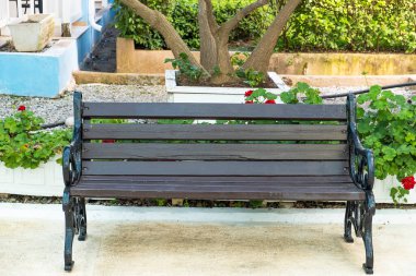 Boş ahşap bank. Açık hava.
