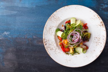 Tabaktaki en iyi sebze salatası manzarası. Boşluğu kopyala