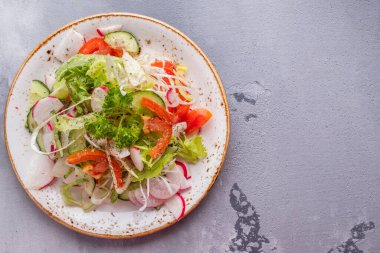 Taze sebze salatası. Sağlıklı gıda konsepti. Üst görünüm, metin alanı