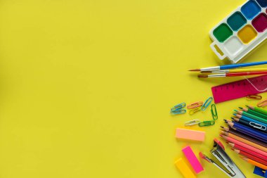 Okul malzemeleri sarı arka planda. Okul konsepti. Üst görünüm