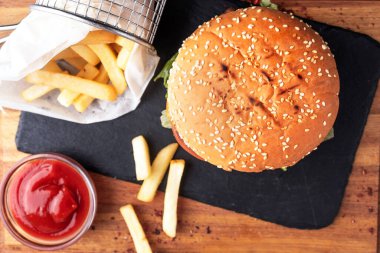 Lezzetli sığır burger, patates kızartması ve ketçap. Fast food