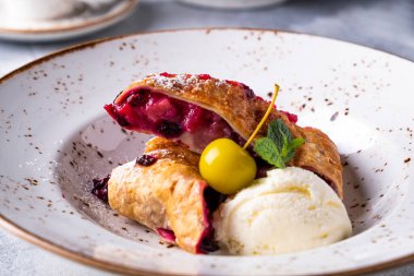 Frenk üzümü ve dondurmalı lezzetli turta. Yakın çekim.