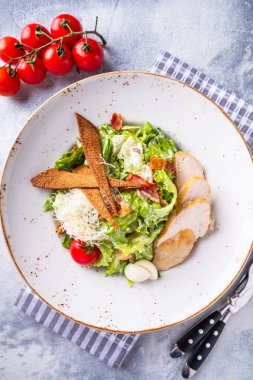 Tabakta klasik sezar salatası. Üst görünüm
