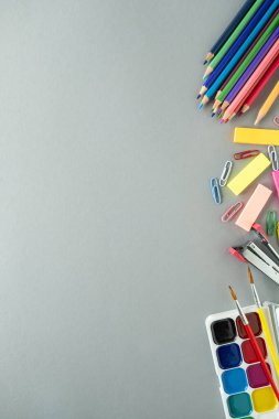 Metin alanı olan eğitim geçmişi. Okul malzemeleri gri arka planda. Üst görünüm