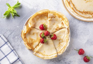 Taze çilekli ince krepler. Üst görünüm