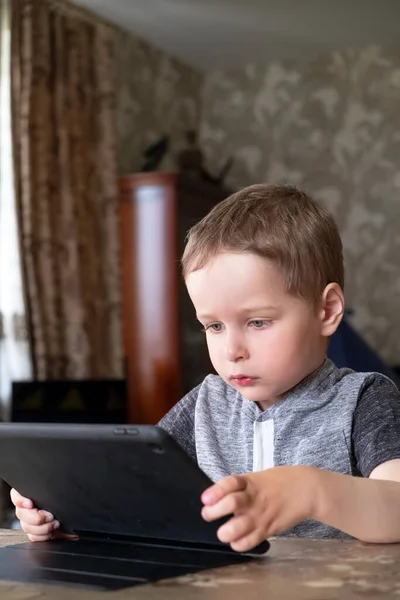 Malý Chlapec Hraje Hry Tabletu Obývacím Pokoji — Stock fotografie