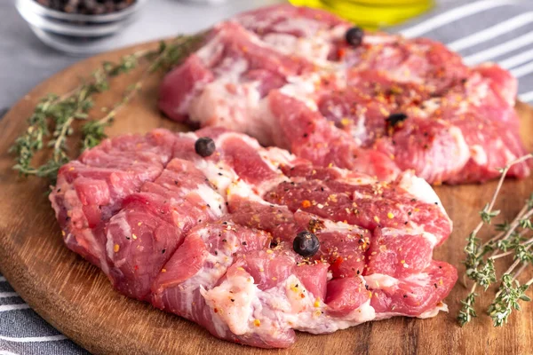 Pedaços Carne Porco Cru Uma Placa Madeira — Fotografia de Stock