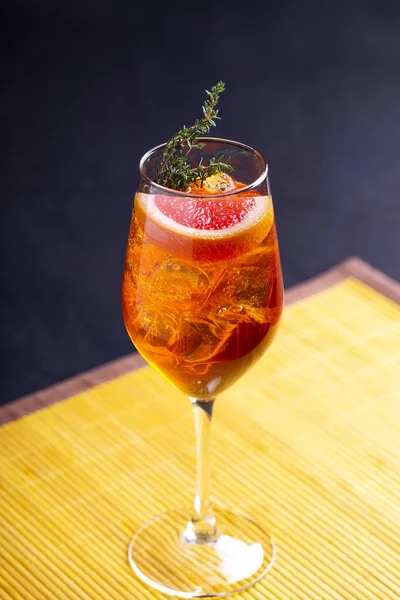알코올 칵테일에그 레이프프 프루트를 뿌리는 칵테일 — 스톡 사진