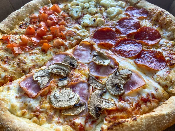 Sabrosa Pizza Cuatro Temporadas Una Caja Primer Plano — Foto de Stock