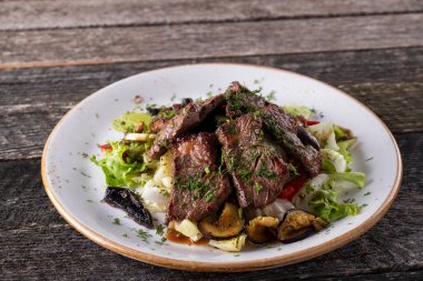 Sebzeli et salatası. Tabakta biftek salatası