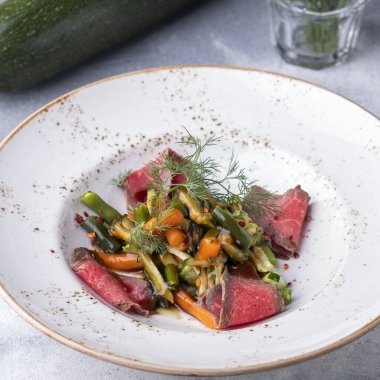 Biftek ve teriyaki sebzeli salata.