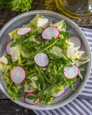 Turplu, roka ve marullu sebze salatası. Üst görünüm