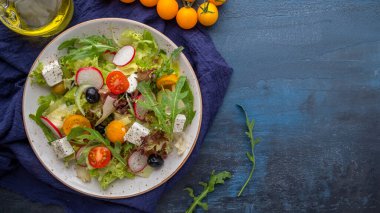 Tabakta sebze salatası. Lezzetli sağlıklı yiyecek konsepti. Üst Manzara. Boşluğu kopyala