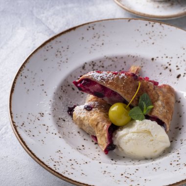 Tabağında dondurma olan meyveli turta..