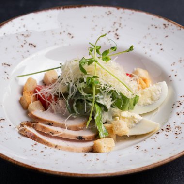 Füme tavuklu Sezar salatası.