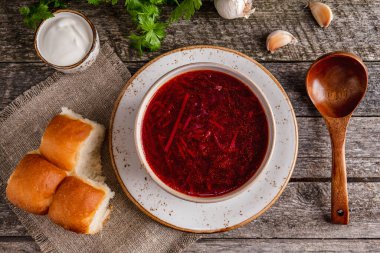 Geleneksel Ukrayna mutfağı pancar, patates, et, havuç, lahana ve sarımsaklı kırmızı çorba. Üst görünüm. 