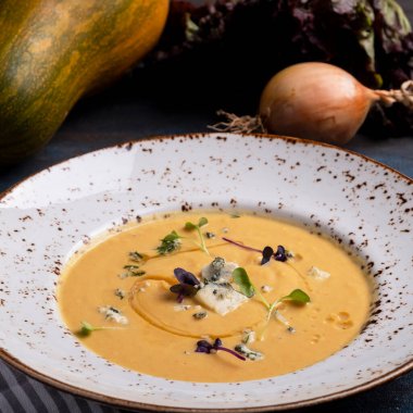 Mavi peynirli lezzetli balkabağı çorbası