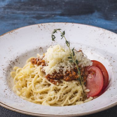 Kırmızı soslu spagetti. Bir tabakta spagetti bolonez.