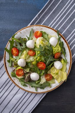 Taze salata, domates, roka, marul ve mozzarella. Sağlıklı ve diyet gıda kavramı. Üst görünüm. 