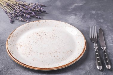 Çatal ve bıçaklı boş tabak. Boşluğu kopyala