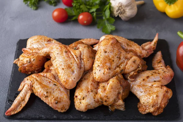 Sayap Ayam Mentah Dengan Saus Merah Siap Dimasak — Stok Foto