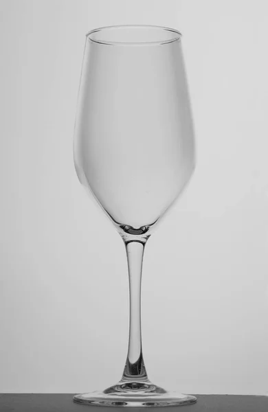Leeg Wijnglas Een Witte Achtergrond Zwart Wit Foto Sluitingsdatum — Stockfoto