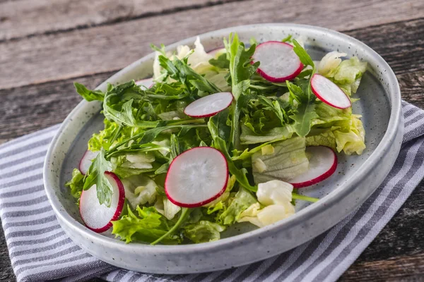 Zöldségsaláta Retekkel Arugulával Salátával Egészséges Élelmiszer Koncepció — Stock Fotó