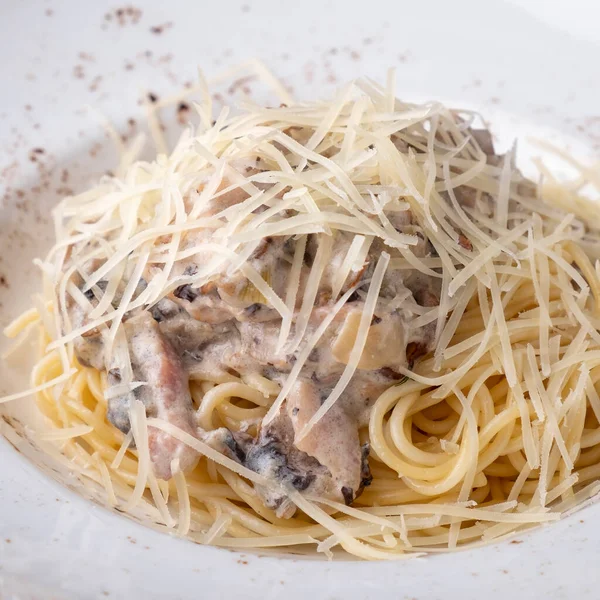 Spaghetti Mit Huhn Und Pilzen — Stockfoto