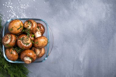 Bir kasede marine edilmiş şampiyon mantarı. Üst görünüm, alanı kopyala