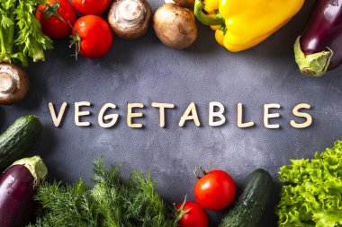 Çiğ organik sebzeler. Sağlıklı yemek için gerekli malzemeler. Üst görünüm