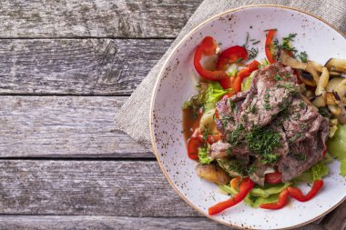 Dana eti ve taze sebzeli salata. Üst görünüm, metin alanı