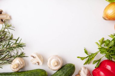 Çiğ sebze ve baharatla dolu boş bir çerçeve. Yemek pişirme ve vejetaryen konsepti. Sağlıklı yiyecekler. Üst görünüm. 