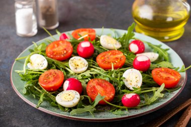 Sağlıklı salata roka, quaill eqqs ve vişneli domates. Diyet gıda konsepti.