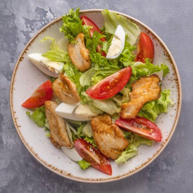 Kızarmış tavuk ve sebzeli lezzetli salata. Üst görünüm