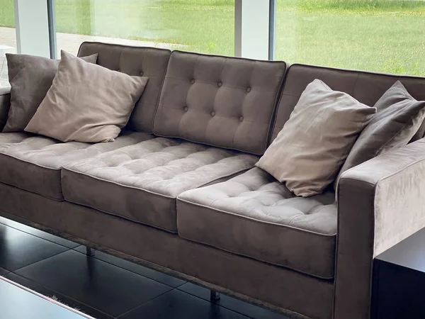 Beige Stoff Sofa Mit Dekorativem Kissen — Stockfoto