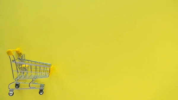 Kleiner Einkaufswagen Auf Gelbem Hintergrund Raum Für Text — Stockfoto