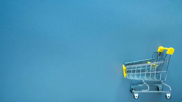 Pequeño Carrito Compras Sobre Fondo Color Copiar Espacio — Foto de Stock