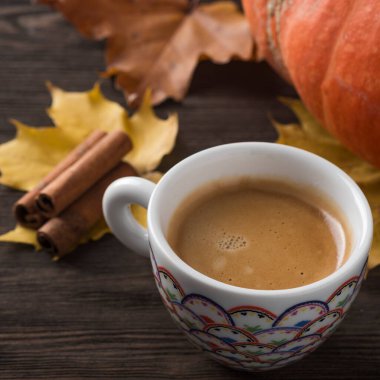 Sonbahar yapraklı kahve fincanı. 