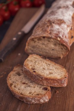 Tahtada dilimlenmiş ciabatta ekmeği. Renkli fotoğraf