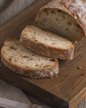 Tahtada dilimlenmiş ciabatta ekmeği..