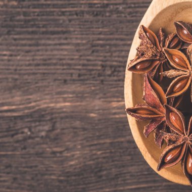 Tahta kaşıkta anason yıldızı. Üst Manzara. Kopyalama. İçindekiler