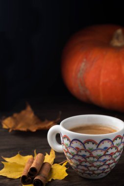 Sonbahar yapraklı kahve fincanı ahşap arka planda. Sonbahar konsepti