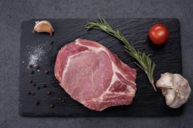 Çiğ biftek. Üst görünüm