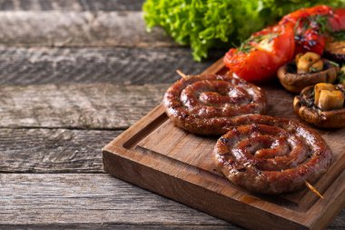 Sebzeli ızgara sosis. Boşluğu kopyala