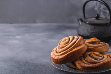 Fotokopi alanı olan taze pişmiş tarçınlı çörekler