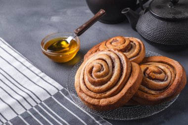 Taze pişmiş tarçınlı çörekler ve bal..